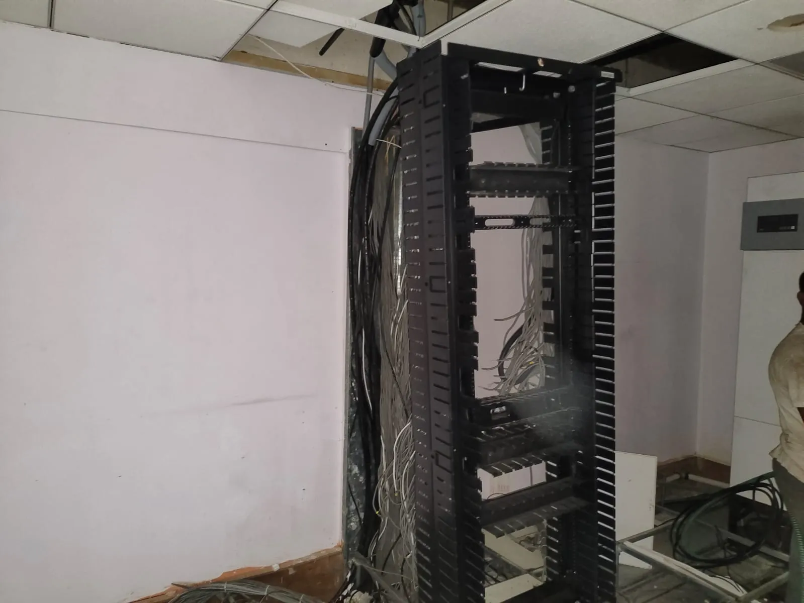 Modern team desks unbolted systematically to execute a workstation removal Perungudi project.